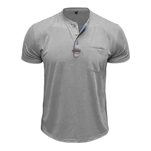 Klassisches graues Kurzarm-Henley-Shirt für Herren mit Brusttasche und Knopfleiste