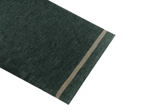 Gros plan détaillé du tissu respirant gris foncé avec une bande beige sur le bord du polo pour homme