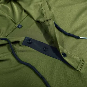 Dettaglio felpa sportiva da uomo verde oliva con bottoni e chiusura con coulisse