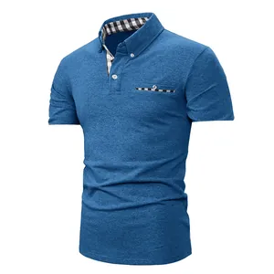 Dettaglio di una polo blu con un classico motivo a scacchi su colletto e tasca
