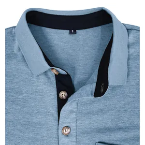 Détail du col et des boutons du polo bleu montrant la texture