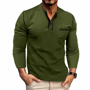 Vista frontale della maglia Henley a maniche lunghe da uomo in cotone piqué verde