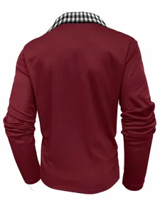 Vue arrière d'un polo à manches longues pour hommes bordeaux avec col à carreaux