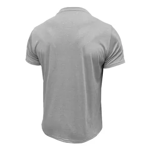 Rückansicht eines grauen Herren-Henley-Shirts mit kurzen Ärmeln und Stoffstruktur.
