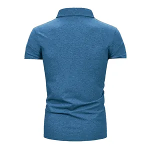 Vista posteriore di una polo da uomo a maniche corte blu melange con vestibilità slim