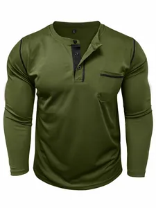Dettaglio della maglietta Henley verde militare ad asciugatura rapida con taschino