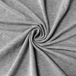 Primo piano dettagliato della trama del tessuto in maglia grigio mèlange per polo da uomo