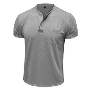 Detailansicht eines grauen Vintage-Henley-Shirts mit Brusttasche und kurzer Knopfleiste