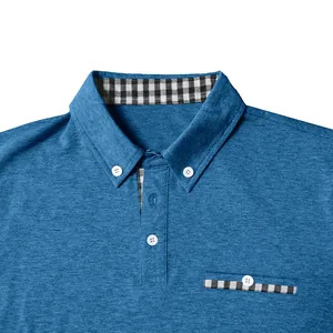 Dettaglio ravvicinato di una polo blu da uomo con fodera del colletto a quadri e bottoni