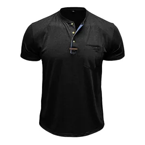 Nahaufnahme eines schwarzen Herren Henley-Kurzarmshirts im Vintage-Stil mit Brusttasche