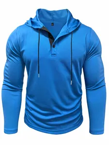 Vista dettagliata della felpa sportiva blu ad asciugatura rapida con collo henley