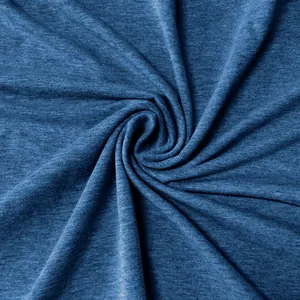 Primo piano dettagliato del tessuto in maglia melange blu traspirante per polo da uomo