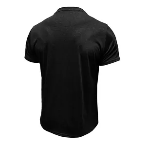 Detaillierte Rückansicht eines schwarzen Kurzarm-Polo-Shirts im Vintage-Stil