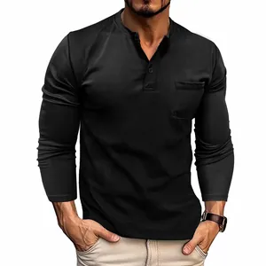 Vista dettagliata della maglia Henley nera a maniche lunghe da uomo con taschino frontale