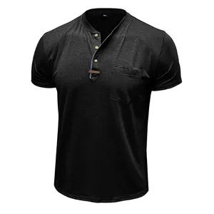 Nahaufnahme eines schwarzen Retro-Henley-Shirts mit Holzknöpfen und Tasche
