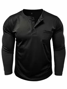 Dettaglio di maglietta Henley a maniche lunghe in cotone piqué nero con taschino