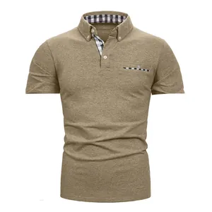 Elegante polo da uomo color kaki con raffinati dettagli a quadretti su colletto e taschino