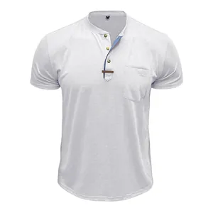 Vorderansicht eines weißen Vintage-Herren-Kurzarm-Henley-Shirts mit Brusttasche