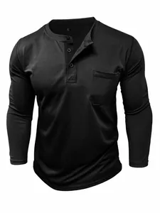 Dettaglio di una maglia Henley nera a maniche lunghe con taschino e trama piqué