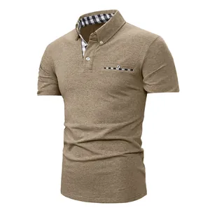 Polo casual kaki da uomo con eleganti dettagli in tessuto a scacchi bianco e nero.