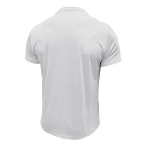Rückansicht eines hochwertigen weißen Kurzarmshirts für Herren im klassischen Retro-Stil