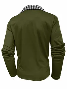 Vue arrière du polo à manches longues vert olive pour homme avec détail de col à carreaux