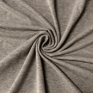 Dettaglio macro del morbido tessuto jersey grigio mélange per polo casual da uomo