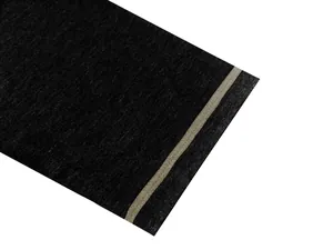 Gros plan du tissu respirant noir et du détail des rayures beiges du polo homme