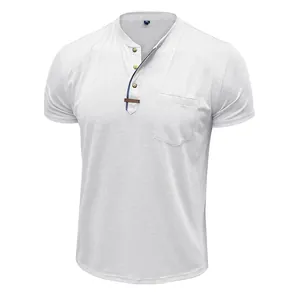 Vorderansicht eines weißen Herren-Henley-Shirts mit Tasche und Knopfdetails.