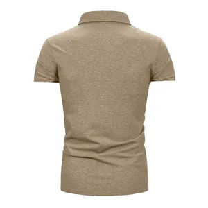 Vista posteriore di una polo a maniche corte kaki da uomo in tessuto piqué casual