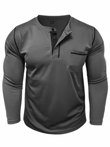 Primo piano di una maglia Henley grigia a maniche lunghe da uomo con taschino