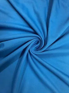 Inquadratura macro del tessuto a rete blu traspirante per t-shirt sportive da uomo.