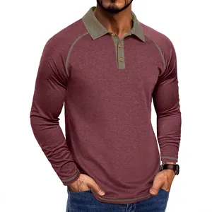 Détail d'un polo à manches longues pour homme bordeaux avec un col vert olive contrasté.