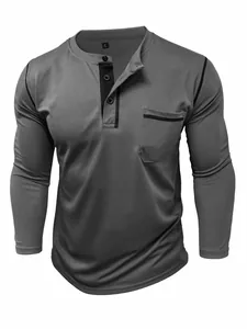 Dettaglio dello scollo Henley e della trama del tessuto piqué della t-shirt grigia