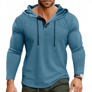 Dettaglio frontale della felpa sportiva blu da uomo con cappuccio, cordini e bottoni.