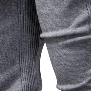 Macro primo piano di maglione lavorato a maglia grigio spesso da uomo con coste