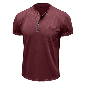 Detailansicht eines weinroten Vintage-Henley-Shirts für Herren mit Knöpfen und Tasche.