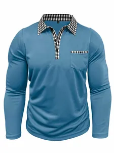 Détail d'un polo bleu à manches longues avec col et poche à carreaux