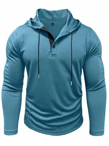 Dettaglio maglia blu con cappuccio da uomo con scollo a bottoni e coulisse nera