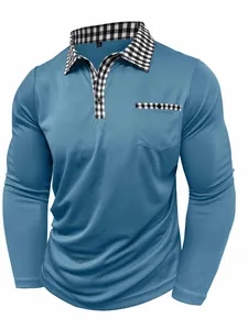 Détail d'un polo bleu à manches longues pour hommes avec col et poche à carreaux