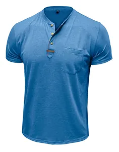 Detailansicht eines blauen Henley-Shirts mit Knopfleiste und Brusttasche für Herren