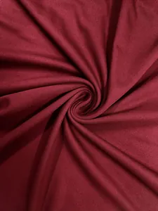 Vista ravvicinata del tessuto a maglia bordeaux testurizzato per t-shirt da uomo.