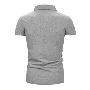 Vista posteriore di una classica polo grigia a maniche corte da uomo in maglia fine