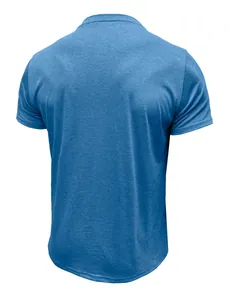 Detaillierte Rückansicht eines blau melierten Herren-Kurzarmshirts mit weicher Stoffstruktur