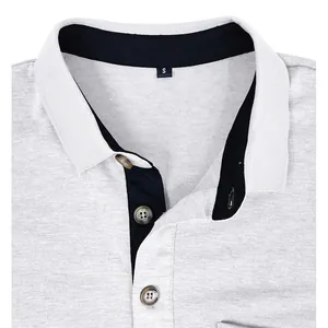 Détail d'un polo gris pour hommes montrant la patte de boutonnage et le col contrasté