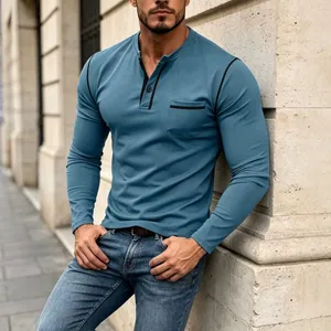 T-shirt Henley a maniche lunghe da uomo blu con taschino e cuciture a contrasto.