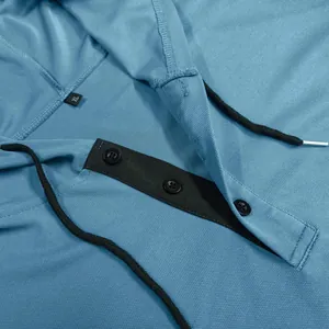 Dettaglio di una felpa con cappuccio blu ad asciugatura rapida con bottoni e tessuto.