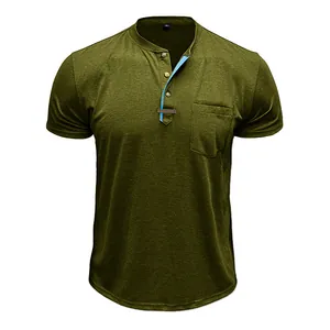 Vorderansicht von einem Herren Henley Shirt Olivgrün Vintage Kurzarm mit Tasche Detail