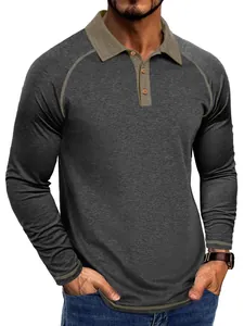 Détail d'un polo gris à manches longues pour homme avec col kaki contrasté et manches raglan.