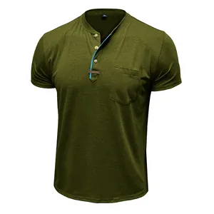 Detailansicht eines olivgrünen Herren-Henley-Shirts mit Brusttasche und Kontrastbesatz